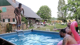 Marcel (l.) springt nackt in den Pool, gemeinsam mit Eric (r.) und Cosimo.

Die Verwendung des sendungsbezogenen Materials ist nur mit dem Hinweis und Verlinkung auf RTL+ gestattet.