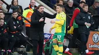 Daniel Farke (l.), damals noch Trainer von Norwich City, gibt Max Aarons am 26. Januar 2019 im Spiel gegen Sheffield United Anweisungen. Nun könnte es bei Borussia Mönchengladbach zu einem erneuten Zusammentreffen kommen.