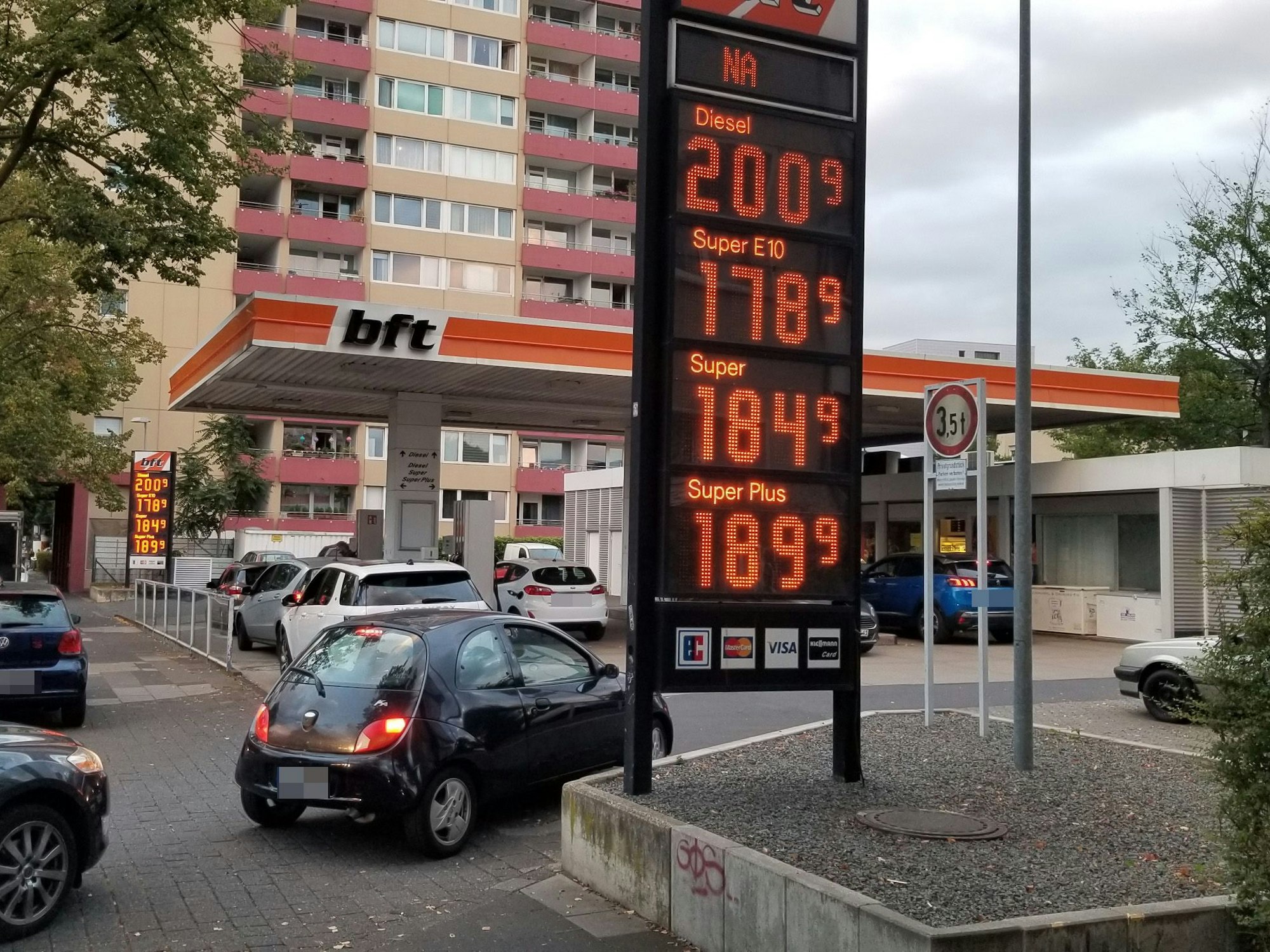 Die bft-Tankstelle in Köln-Niehl. Am Mittwochabend (31. August 2022) staute sich der Verkehr auf der Zufahrt. Der E10-Sprit-Preis lag gegen 19.45 Uhr bei 1,79 Euro.