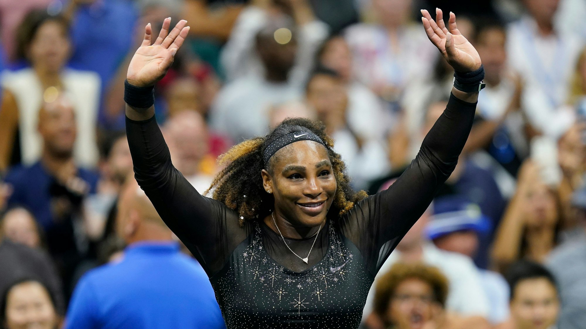 Serena Williams jubelt bei den US Open nach ihrem Sieg über Anett Kontaveit.