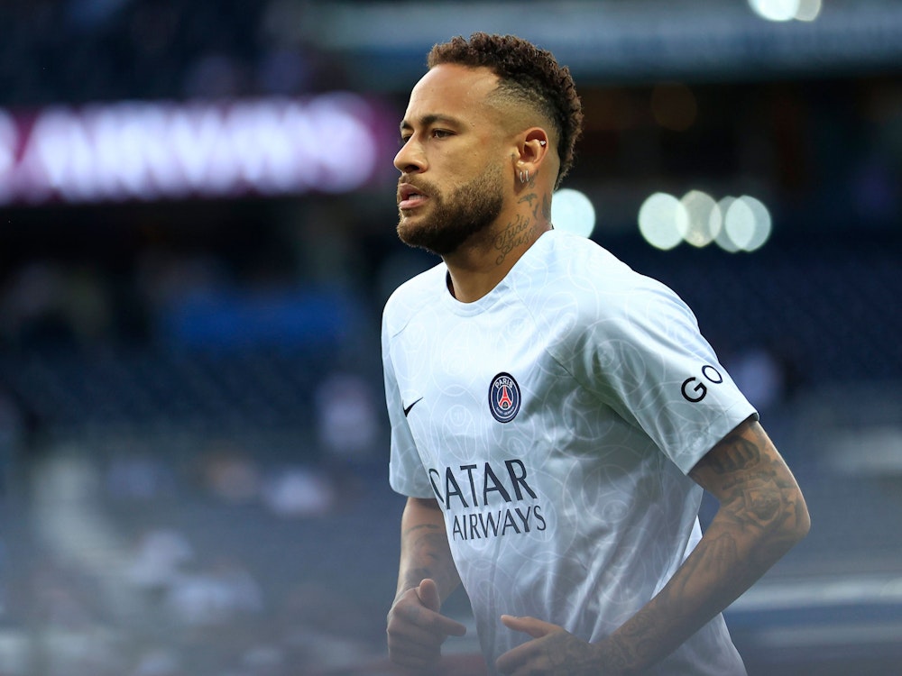 Neymar von Paris Saint-Germain wärmt sich vor dem Spiel auf.