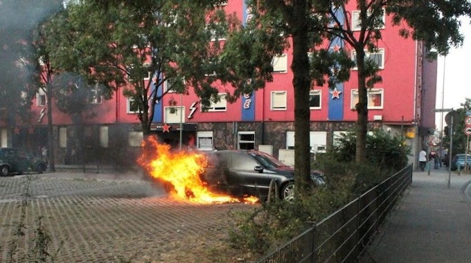 Ein Fahrzeug in Flammen: Im Duisburger Bordell-Viertel brannte am Mittwochabend ein Mercedes.