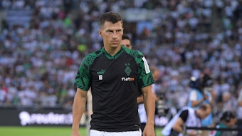 Stefan Lainer von Borussia Mönchengladbach am 19. August 2022 vor dem Spiel gegen Hertha BSC auf dem Weg zur Ersatzbank.