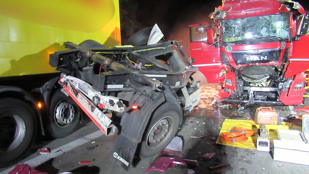 Drei kaputte Lkw nach einem schweren Unfall auf der A1 bei Münster. Einer der Fahrer wurde schwer verletzt.