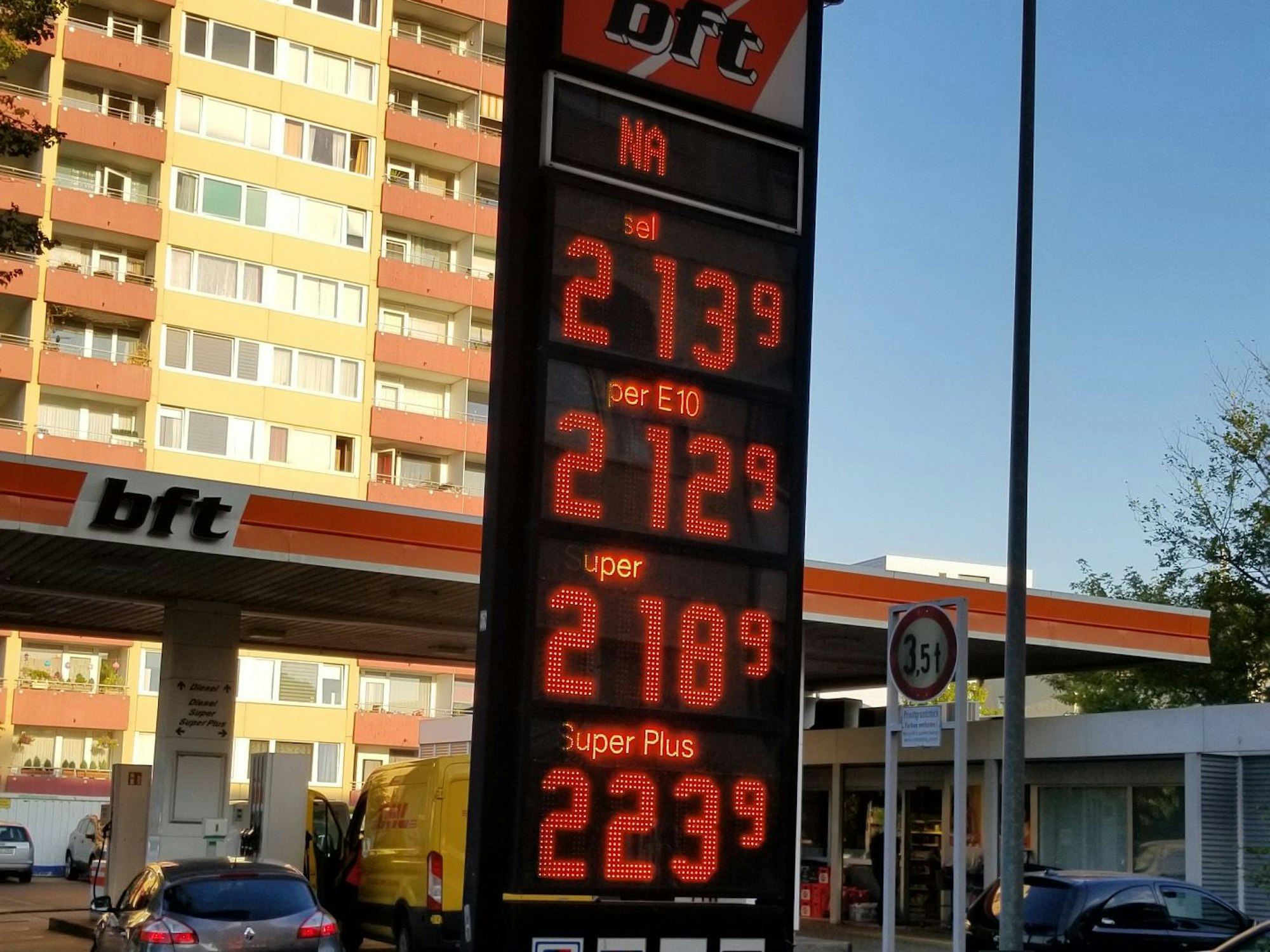 Die bft-Tankstelle am Donnerstagmorgen (1. September 2022). Um 7.50 Uhr lag der E10-Spritpreis bei 2,13 Euro.