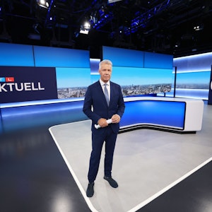 Peter Kloeppel steht im neuen Studio von RTL Aktuell in Köln-Deutz.