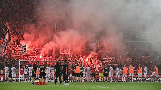 So feierten der 1. FC Köln und seine Fans am 25. August 2022 den Einzug in die Conference-League-Gruppenphase nach dem Playoff-Rückspiel in Székesfehérvár.