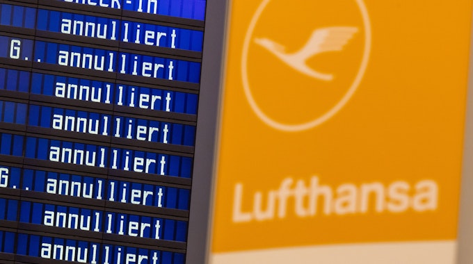 Anzeigentafeln zeigen „annulliert“ am Flughafen München an.