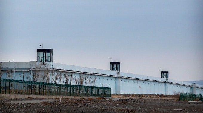 Blick auf die Wachtürme eines Umerziehungslagers in Xinjiang – aufgenommen am 22.04.2021.