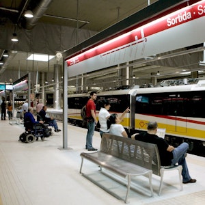 Die U-Bahn steht an einer Station auf Mallorca.