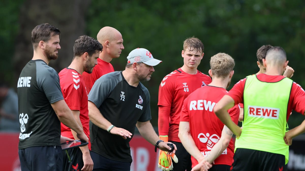 Steffen Baumgart hält im Training des 1. FC Köln eine Ansprache.