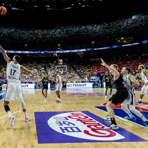 Wurfversuch aus dem deutschen Auftakt-Spiel in die Basketball-EM in Köln gegen Frankreich