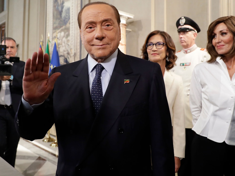 Auf diesem Bild vom 28. August 2018 winkt Silvio Berlusconi nach einem Gespräch mit dem italienischen Staatspräsidenten Sergio Mattarella in die Kamera.