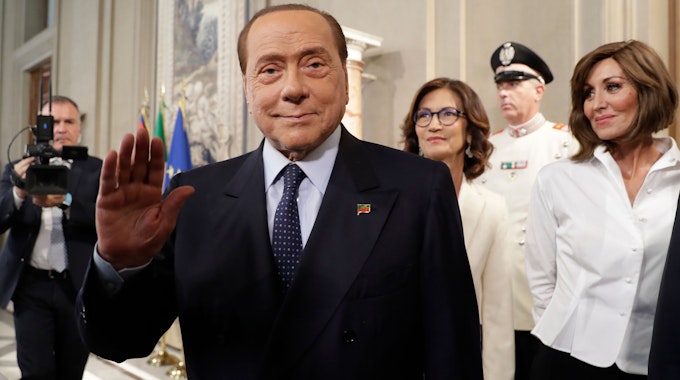 Auf diesem Bild vom 28. August 2018 winkt Silvio Berlusconi nach einem Gespräch mit dem italienischen Staatspräsidenten Sergio Mattarella in die Kamera.
