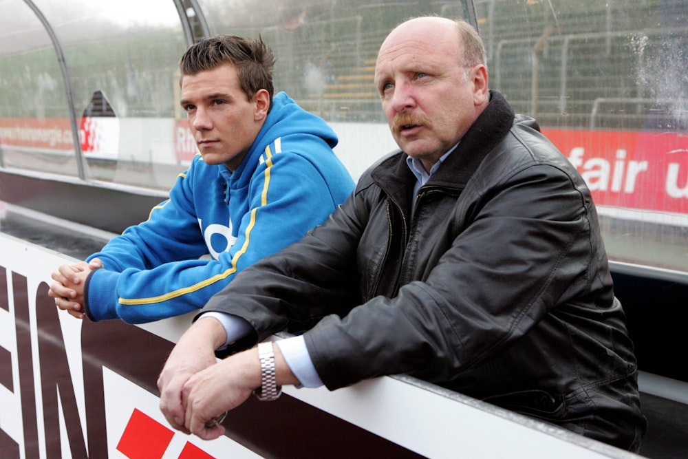 Dieter und Denis Epstein sitzen nebeneinander hinter der Stadion-Bande.