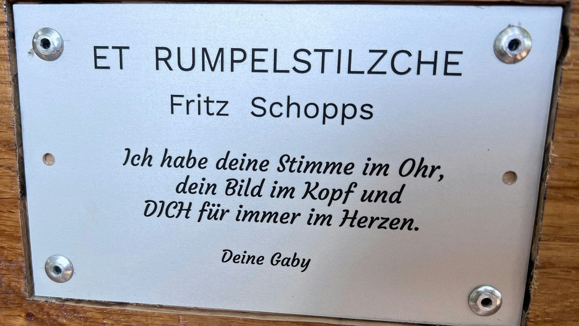 Plakette von Gaby Schopps auf der Rumpelbank in Köln-Dünnwald.