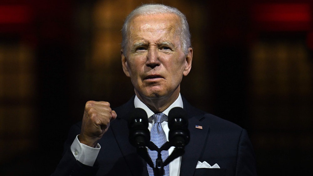 Joe Biden ballt bei seiner Rede am 1. September 2022 in Philadelphia seine Faust.