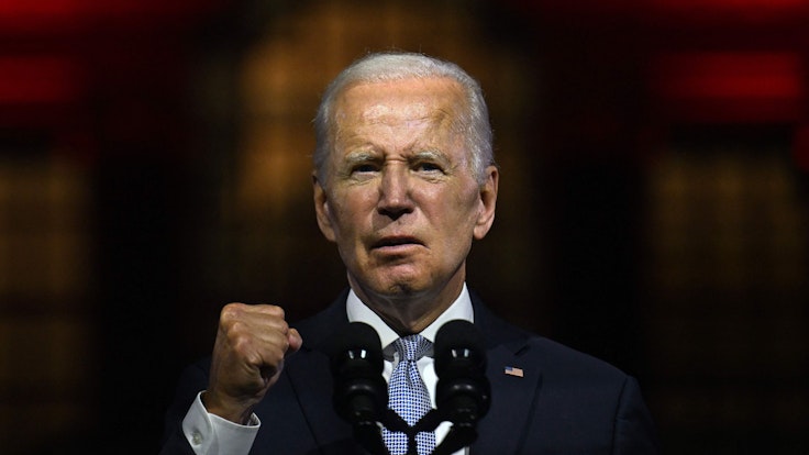 Joe Biden ballt bei seiner Rede am 1. September 2022 in Philadelphia seine Faust.