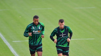 Alassane Plea (l.) und Stefan Lainer (r.) drehen am 31 August 2022 beim Training von Borussia Mönchengladbach im Borussia-Park ihre Laufrunden.