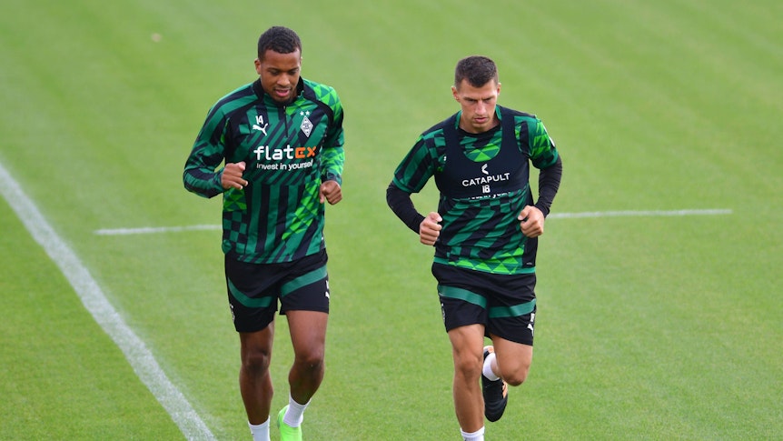 Alassane Plea (l.) und Stefan Lainer (r.) drehen am 31 August 2022 beim Training von Borussia Mönchengladbach im Borussia-Park ihre Laufrunden.