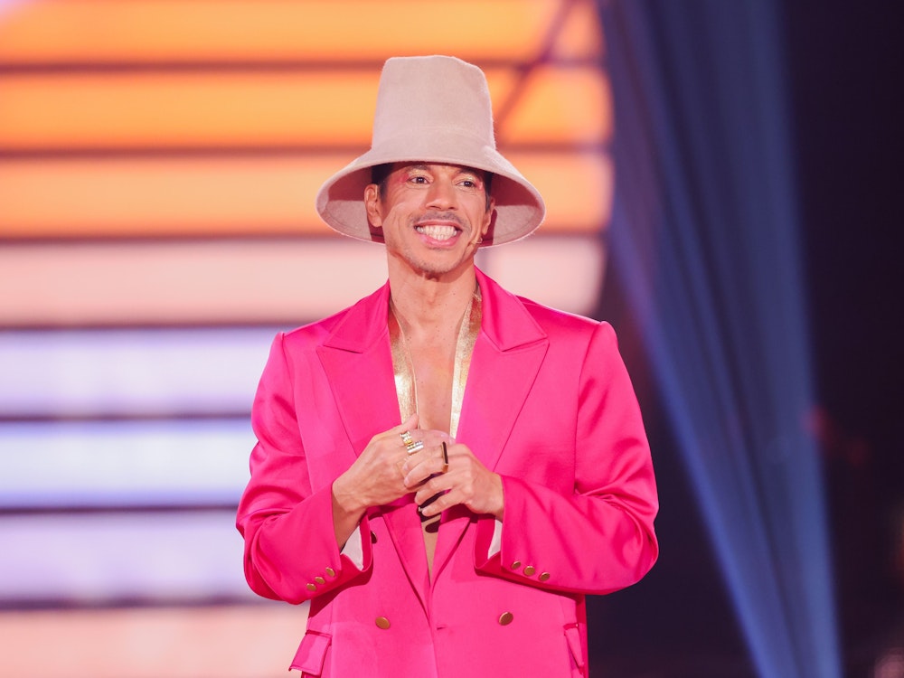 „Pretty in Pink“ trifft es wohl am besten: Mit dem langgezogenen Hut in Kombination mit dem grellen Kostüm könnte González glatt als englische Adelige durchgehen.