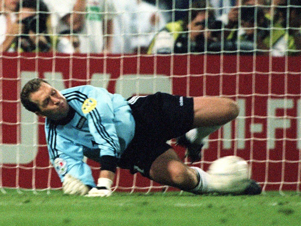 Der deutsche Torhüter Andreas Köpke hält am 26.6.1996 im Londoner Wembleystadion im Elfmeterschießen des Halbfinalspiels der Fußball-EM zwischen Deutschland und England den Schuss des Engländers Gareth Southgate.