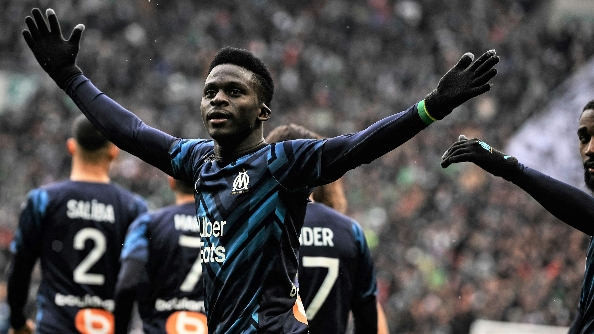 Bamba Dieng jubelt nach einem Tor für Olympique Marseille. Für welchen Klub der Senegalese in der laufenden Saison auf Torejagd geht, ist auch nach einer turbulenten Episode am Deadline Day offen.