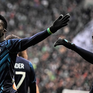 Bamba Dieng jubelt nach einem Tor für Olympique Marseille. Für welchen Klub der Senegalese in der laufenden Saison auf Torejagd geht, ist auch nach einer turbulenten Episode am Deadline Day offen.