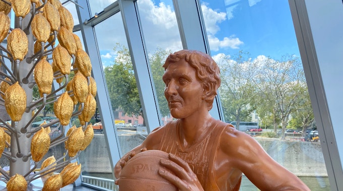 Schoko-Figur von Dirk Nowitzki steht im Schokoladenmuseum Köln gleich neben dem Schokobrunnen.