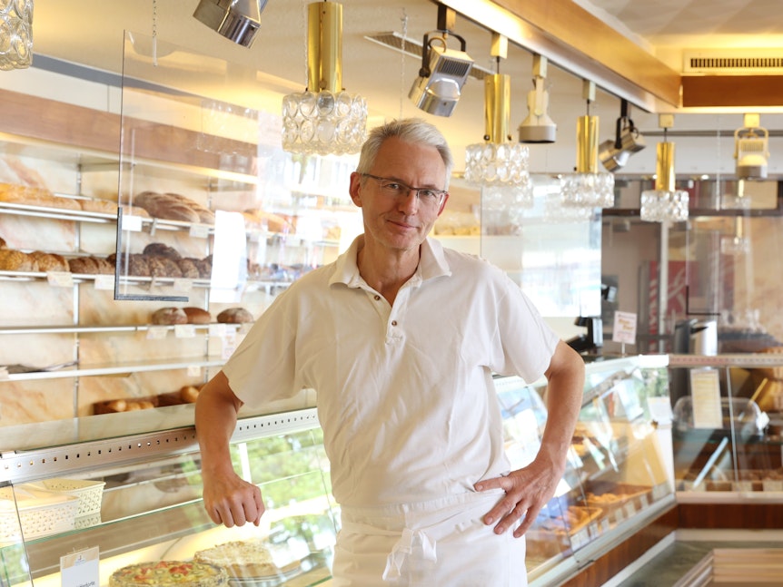 Engelbert Schlechtrimen steht vor seiner Ladentheke in der Bäckerei.