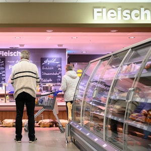 Ein beliebtes Fleisch-Produkt bei Edeka aus der Kühltheke wird aktuell zurückgerufen. Unser Symbolfoto zeigt Menschen beim Einkauf in einem Edeka.