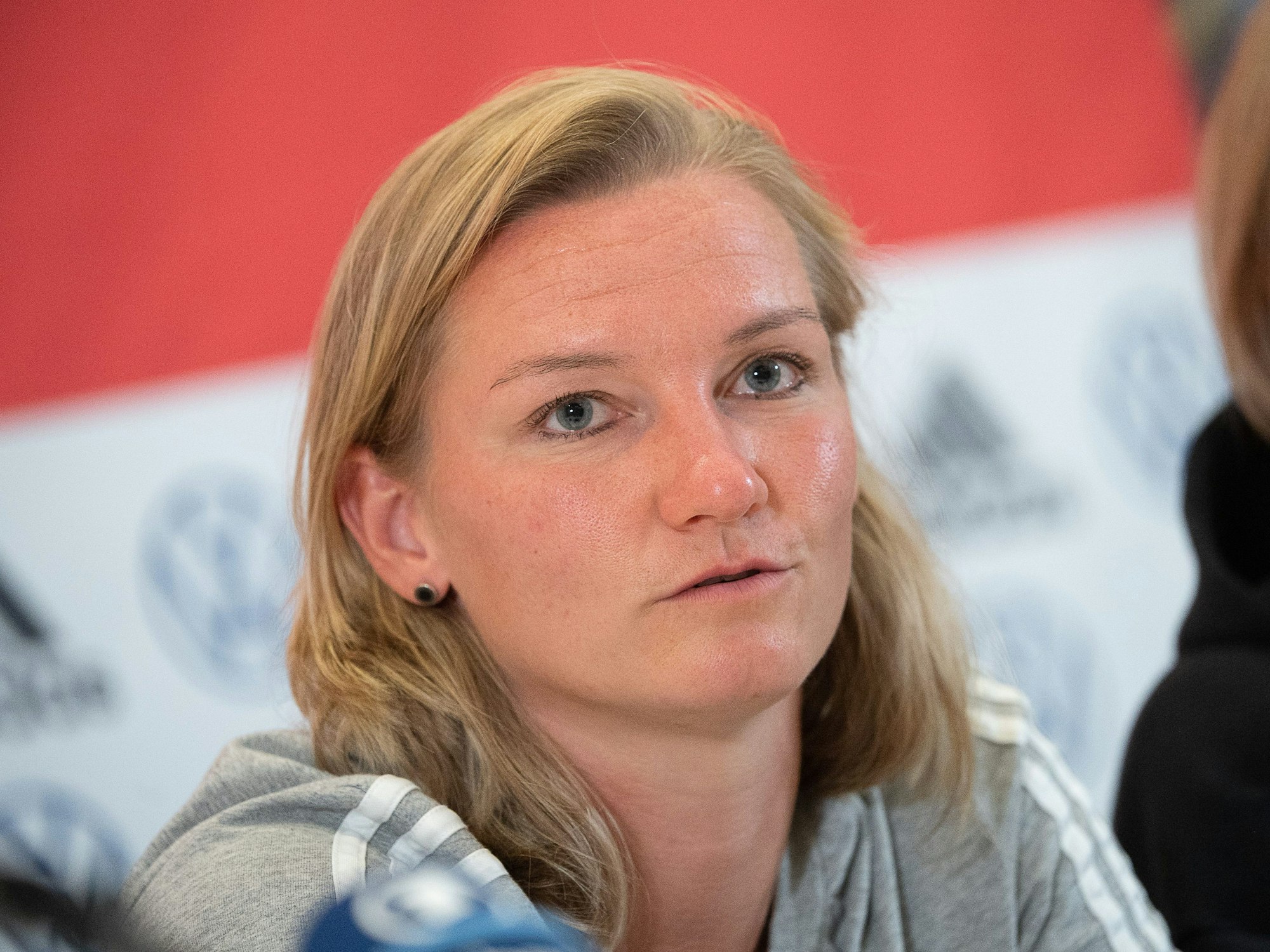 Deutschlands Alexandra Popp spricht auf einer Pressekonferenz.
