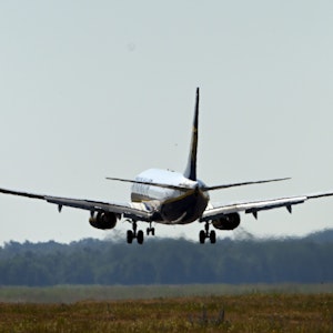 Ein Ryanair-Flugzeug bei der Landung auf dem Flughafen Köln-Bonn im Juni 2022.