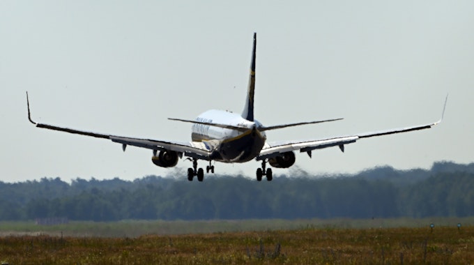 Ein Ryanair-Flugzeug bei der Landung auf dem Flughafen Köln-Bonn im Juni 2022.