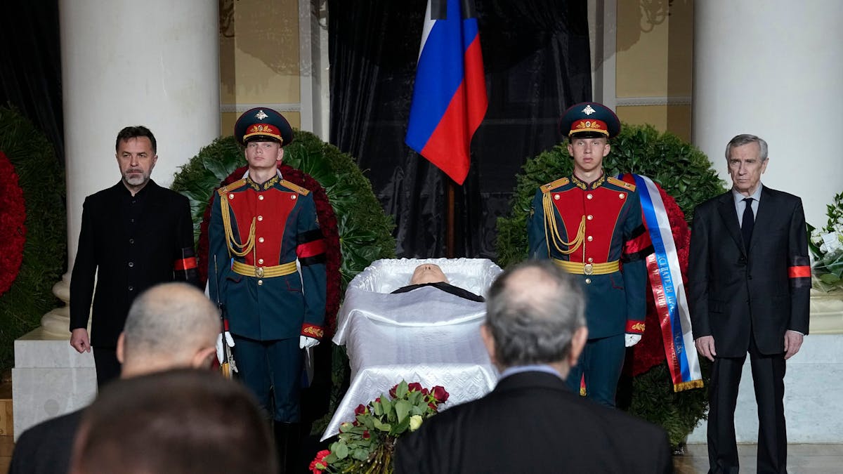 Menschen nehmen Abschied am offenen Sarg des ehemaligen sowjetischen Präsidenten Michail Gorbatschow in der Säulenhalle des Hauses der Gewerkschaften vorbei, während einer offiziellen Zeremonie. Er wird anschließend auf dem Moskauer Nowodewitschi-Friedhof neben seiner Frau Raisa beigesetzt.