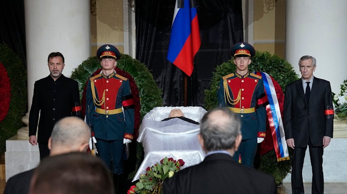 Menschen nehmen Abschied am offenen Sarg des ehemaligen sowjetischen Präsidenten Michail Gorbatschow in der Säulenhalle des Hauses der Gewerkschaften vorbei, während einer offiziellen Zeremonie. Er wird anschließend auf dem Moskauer Nowodewitschi-Friedhof neben seiner Frau Raisa beigesetzt.