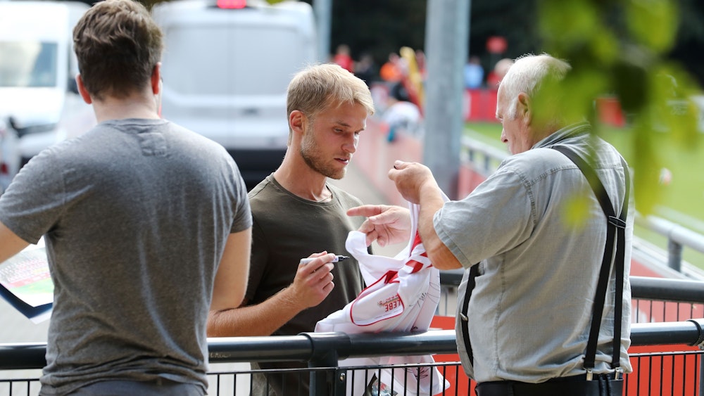 Sebastian Andersson gibt den Fans des 1. FC Köln Autogramme.