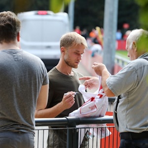 Sebastian Andersson gibt den Fans des 1. FC Köln Autogramme.