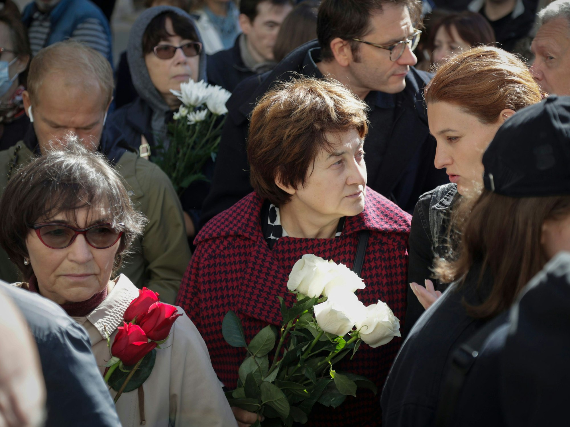 Vor der Säulenhalle des Hauses der Gewerkschaften in Moskau versammelten sich zahlreiche Menschen, um Abschied von Michail Gorbatschow zu nehmen. Der ehemalige sowjetische Staatschef wird am 3. September 2022 beigesetzt.