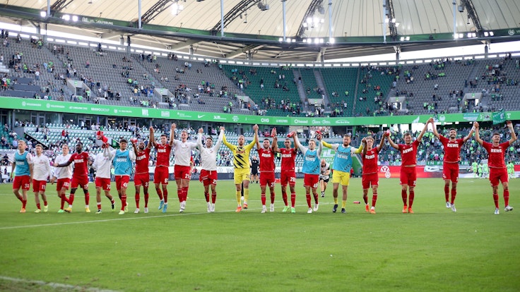 Der 1. FC Köln feierte den 4:2-Sieg beim VfL Wolfsburg am Samstag (3. September 2022) vor seinen mitgereisten Fans.