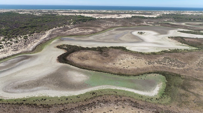 Eine Luftaufnahme der Lagune Santa Olalla am 2. September 2022. Der Nationalpark Coto de Doñana im Süden Spaniens, eines der wichtigsten Feuchtgebiete Europas, ist ausgetrocknet.