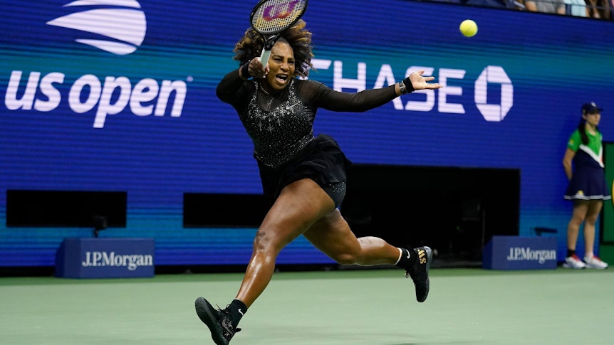 Serena Williams schlägt bei ihrem letzten Tennis-Match den Ball.