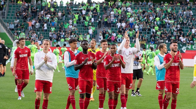 Die FC-Profis bedanken sich nach dem Auswärtssieg beim VfL Wolfsburg bei den mitgereisten Fans.