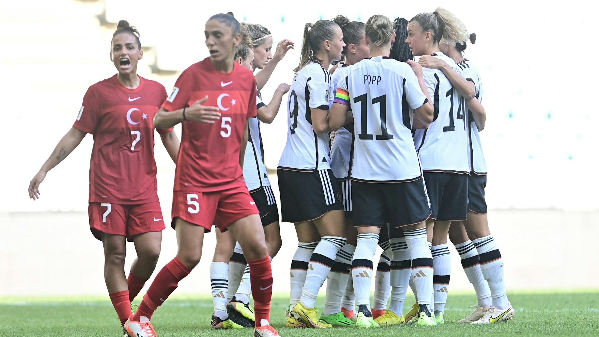 Die DFB-Frauen jubeln im WM-Quali-Spiel in der Türkei und lösen damit das Ticket für die WM 2023.