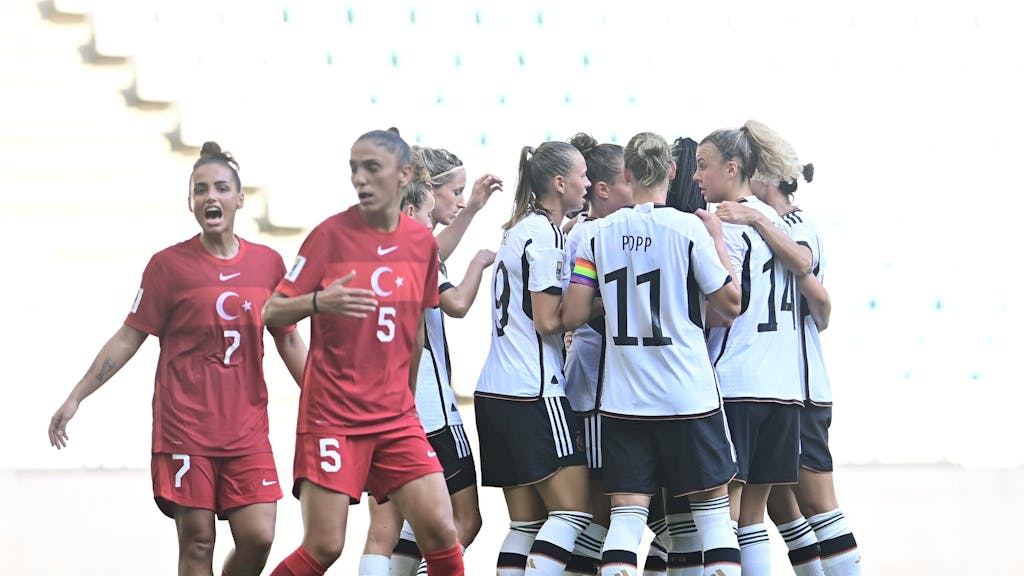 Die DFB-Frauen jubeln im WM-Quali-Spiel in der Türkei und lösen damit das Ticket für die WM 2023.