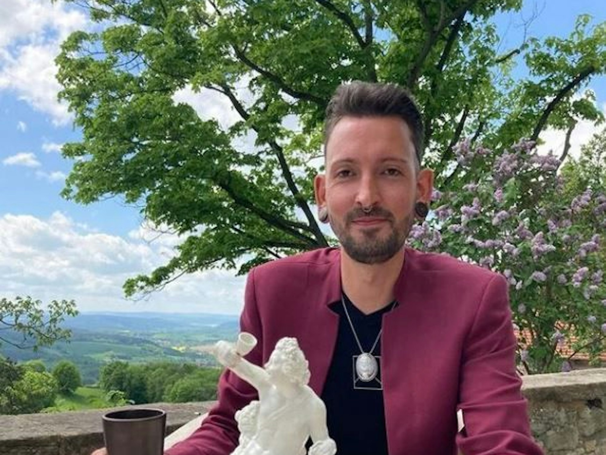 Bares für Rares-Händler Fabian Kahl, hier zu sehen auf seinem Instagram-Kanal im Mai 2022, sorgt bei seinen Fans mit einer neuen Frisur für überraschte Gesichter.