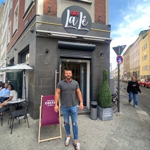 Tanju Firat steht vor seinem Café im Gebäude des ehemaligen Grön Eck in Köln.