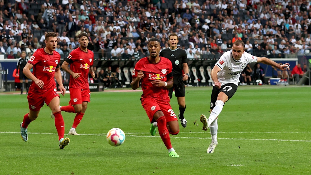 Mario Götze von Eintracht Frankfurt schießt im Bundesligaspiel gegen RB Leipzig auf das Leipziger Tor.
