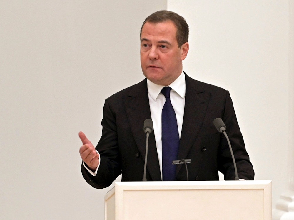 Dmitri Medwedew poltert gegen Deutschland undn greift Kanzler Scholz direkt an. Hier ist der Ex-Präsident im Februar 2022 in Moskau bei einer Pressekonferenz zu sehen.