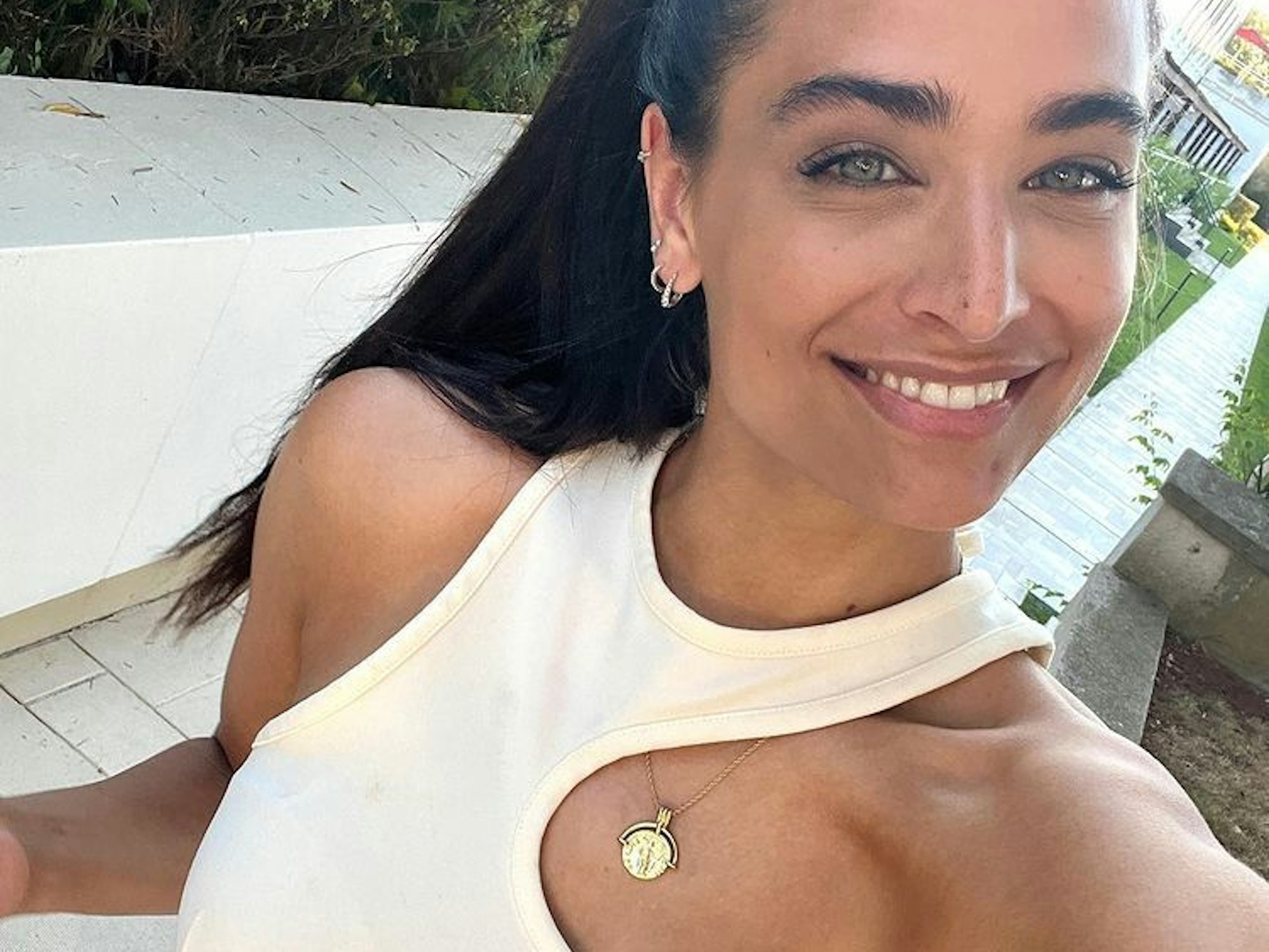 Amira Pocher lächelt auf einem Instagram-Selfie.